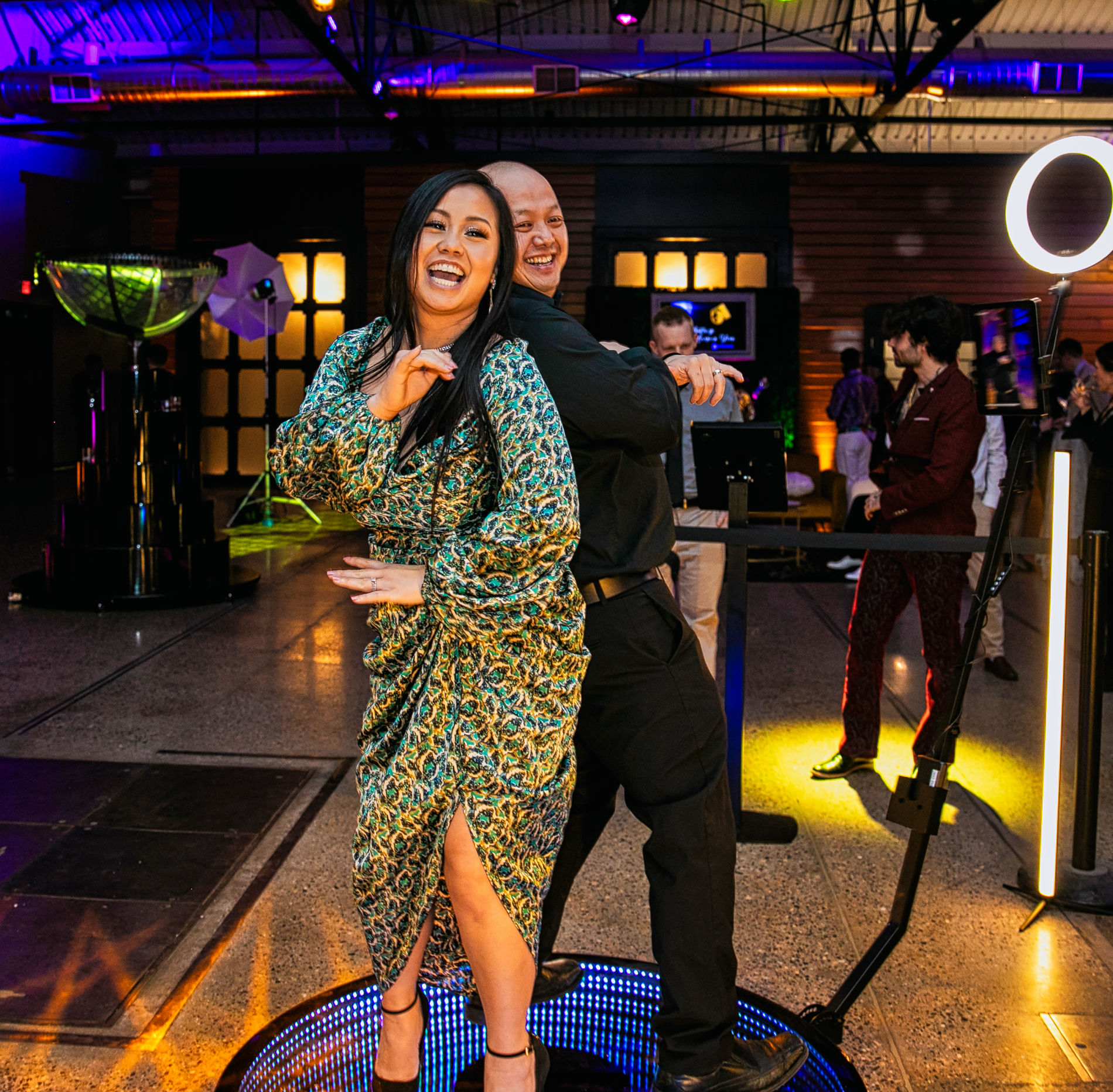 Liza Minnelli impersonator performing from the aerial moon